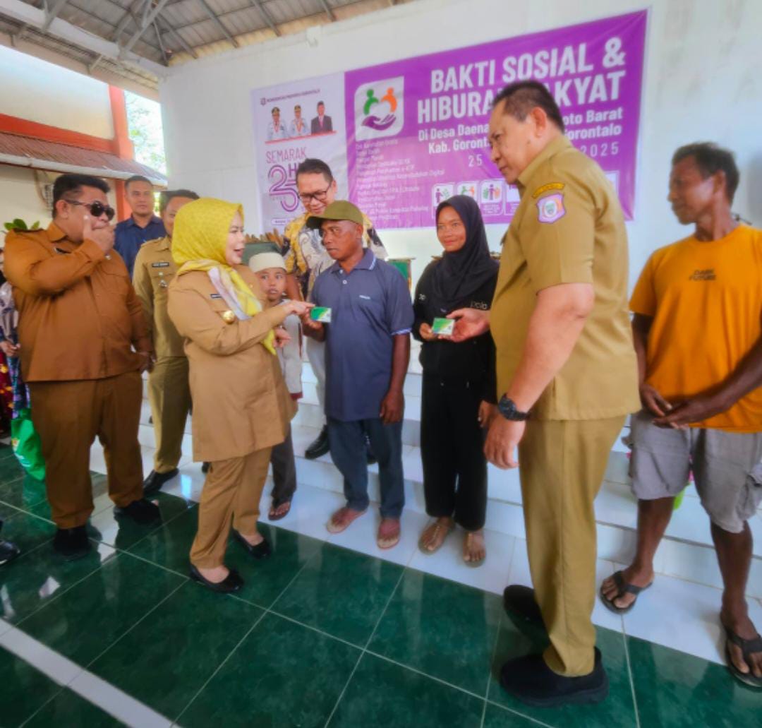 Semarak HUT ke-25 Gorontalo Dari Desa Daenaa : Gubernur dan Wakil Serahkan Kartu Jamsostek - Metro Rakyat News
